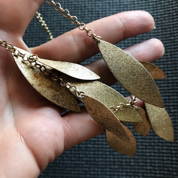 🍂 Golden Leaf Necklace 🍂 - Picture 5 of 6